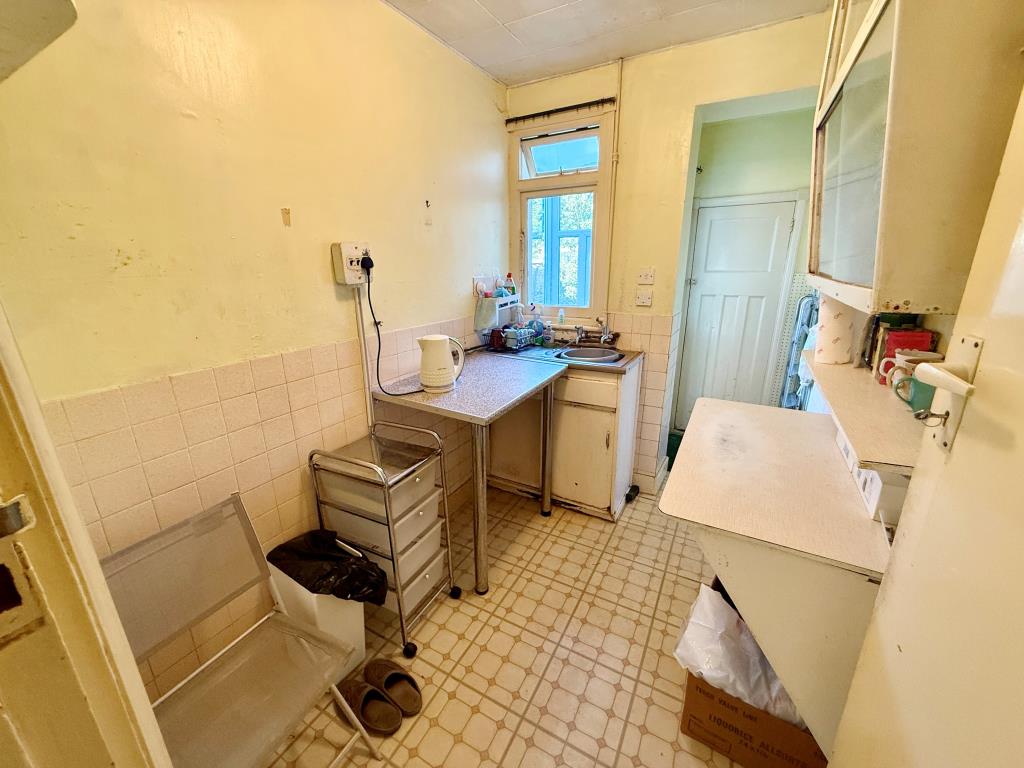 Lot: 172 - THREE-BEDROOM SEMI FOR IMPROVEMENT - Kitchen